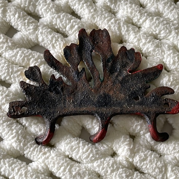 Turn of century cast iron hanger, tulips. Heavy. 3 hook hanging. Unique. - Picture 2 of 2